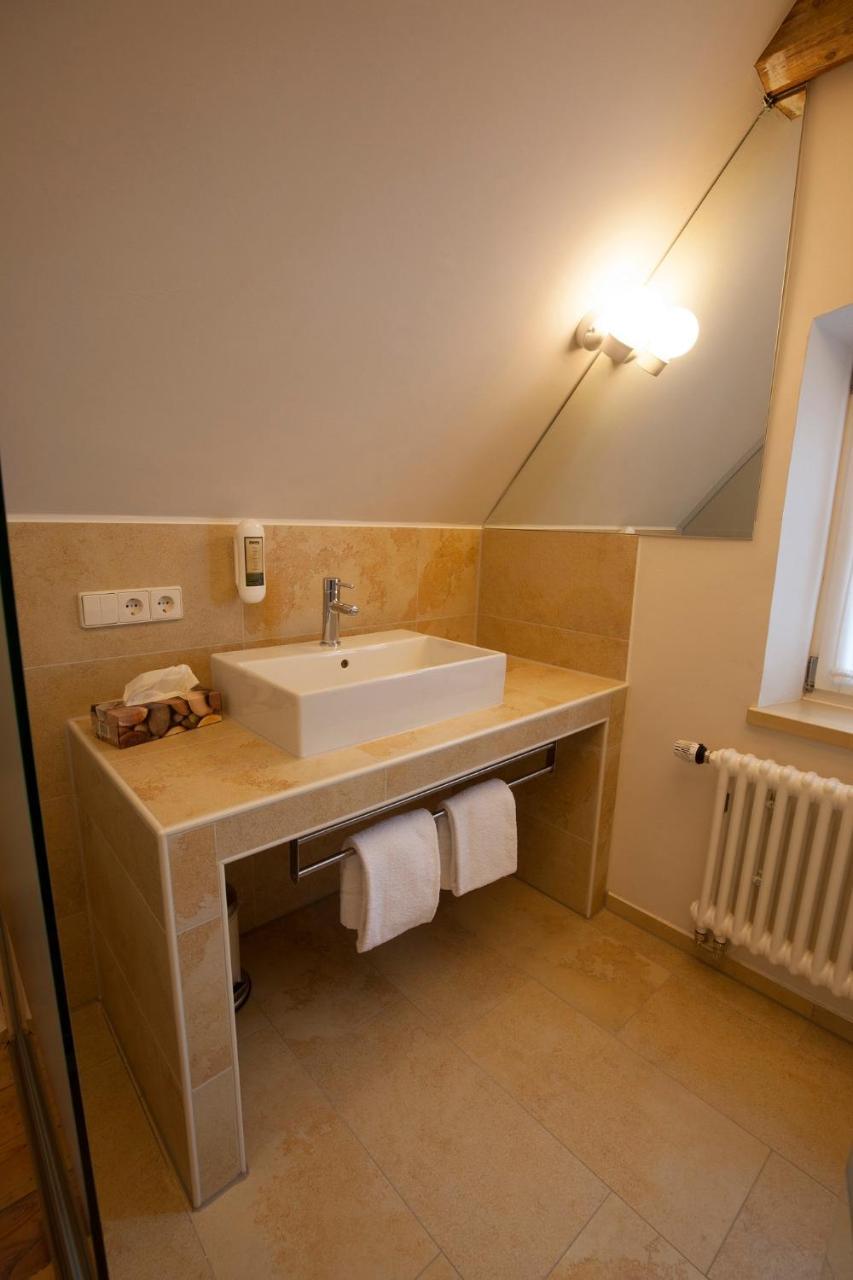 Bed And Breakfast Unter Den Linden Noerdlingen Exterior photo